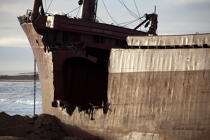 La déconstruction du cargo TK Bremen sur la plage d'Erdeven © Philip Plisson / Plisson La Trinité / AA32933 - Nos reportages photos - Echouage
