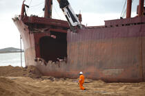 La déconstruction du cargo TK Bremen sur la plage d'Erdeven © Philip Plisson / Plisson La Trinité / AA32939 - Nos reportages photos - Echouage