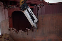 La déconstruction du cargo TK Bremen sur la plage d'Erdeven © Philip Plisson / Plisson La Trinité / AA32940 - Nos reportages photos - Echouage