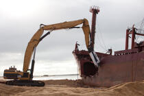 La déconstruction du cargo TK Bremen sur la plage d'Erdeven © Philip Plisson / Plisson La Trinité / AA32941 - Nos reportages photos - Echouage