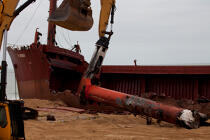 La déconstruction du cargo TK Bremen sur la plage d'Erdeven. © Philip Plisson / Plisson La Trinité / AA32942 - Nos reportages photos - Transport maritime