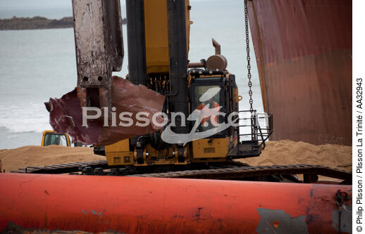 The deconstruction of cargo TK Bremen on the beach of Erdeven. [AT] - © Philip Plisson / Plisson La Trinité / AA32943 - Photo Galleries - Erdeven
