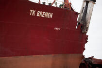 La déconstruction du cargo TK Bremen sur la plage d'Erdeven. © Philip Plisson / Plisson La Trinité / AA32944 - Nos reportages photos - La déconstruction du TK Bremen