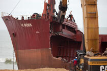 La déconstruction du cargo TK Bremen sur la plage d'Erdeven. © Philip Plisson / Plisson La Trinité / AA32945 - Nos reportages photos - Transport maritime
