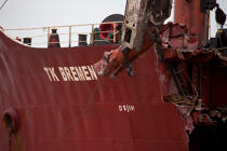 La déconstruction du cargo TK Bremen sur la plage d'Erdeven. © Philip Plisson / Plisson La Trinité / AA32947 - Nos reportages photos - La déconstruction du TK Bremen