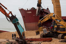 The deconstruction of cargo TK Bremen on the beach of Erdeven. [AT] © Philip Plisson / Plisson La Trinité / AA32948 - Photo Galleries - Cargo ship