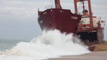 La déconstruction du cargo TK Bremen sur la plage d'Erdeven. © Philip Plisson / Plisson La Trinité / AA32950 - Nos reportages photos - Cargo