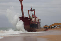 La déconstruction du cargo TK Bremen sur la plage d'Erdeven. © Philip Plisson / Plisson La Trinité / AA32952 - Nos reportages photos - Transport maritime