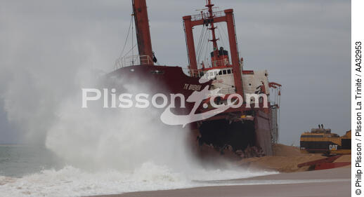 La déconstruction du cargo TK Bremen sur la plage d'Erdeven. - © Philip Plisson / Plisson La Trinité / AA32953 - Nos reportages photos - Ville [56]