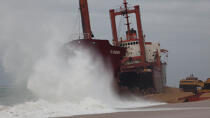 La déconstruction du cargo TK Bremen sur la plage d'Erdeven. © Philip Plisson / Plisson La Trinité / AA32953 - Nos reportages photos - Echouage