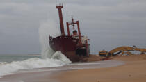 La déconstruction du cargo TK Bremen sur la plage d'Erdeven. © Philip Plisson / Plisson La Trinité / AA32954 - Nos reportages photos - Cargo
