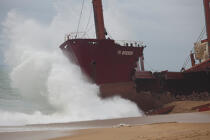La déconstruction du cargo TK Bremen sur la plage d'Erdeven. © Philip Plisson / Plisson La Trinité / AA32955 - Nos reportages photos - Echouage