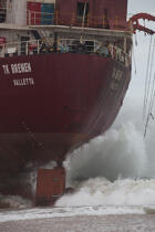 La déconstruction du cargo TK Bremen sur la plage d'Erdeven. © Philip Plisson / Plisson La Trinité / AA32956 - Nos reportages photos - Transport maritime