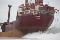 La déconstruction du cargo TK Bremen sur la plage d'Erdeven. © Philip Plisson / Plisson La Trinité / AA32957 - Nos reportages photos - Cargo