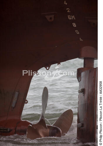 La déconstruction du cargo TK Bremen sur la plage d'Erdeven. - © Philip Plisson / Plisson La Trinité / AA32958 - Nos reportages photos - La déconstruction du TK Bremen