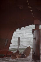 La déconstruction du cargo TK Bremen sur la plage d'Erdeven. © Philip Plisson / Plisson La Trinité / AA32958 - Nos reportages photos - Ville [56]