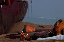 La déconstruction du cargo TK Bremen sur la plage d'Erdeven. © Philip Plisson / Plisson La Trinité / AA32965 - Nos reportages photos - La déconstruction du TK Bremen