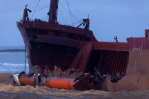 La déconstruction du cargo TK Bremen sur la plage d'Erdeven. © Philip Plisson / Plisson La Trinité / AA32968 - Nos reportages photos - La déconstruction du TK Bremen