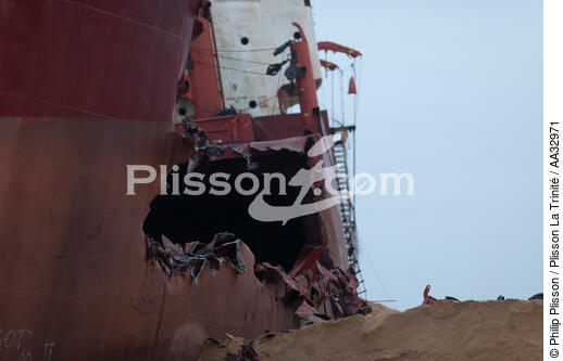 La déconstruction du cargo TK Bremen sur la plage d'Erdeven. - © Philip Plisson / Plisson La Trinité / AA32971 - Nos reportages photos - Transport maritime