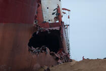 La déconstruction du cargo TK Bremen sur la plage d'Erdeven. © Philip Plisson / Plisson La Trinité / AA32971 - Nos reportages photos - Transport maritime