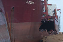 La déconstruction du cargo TK Bremen sur la plage d'Erdeven. © Philip Plisson / Plisson La Trinité / AA32972 - Nos reportages photos - Erdeven