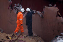 La déconstruction du cargo TK Bremen sur la plage d'Erdeven. © Philip Plisson / Plisson La Trinité / AA32978 - Nos reportages photos - Echouage