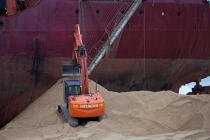 La déconstruction du cargo TK Bremen sur la plage d'Erdeven. © Philip Plisson / Plisson La Trinité / AA32983 - Nos reportages photos - Echouage
