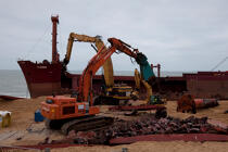 La déconstruction du cargo TK Bremen sur la plage d'Erdeven. © Philip Plisson / Plisson La Trinité / AA32985 - Nos reportages photos - Paysage littoral
