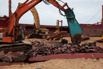 La déconstruction du cargo TK Bremen sur la plage d'Erdeven. © Philip Plisson / Plisson La Trinité / AA32986 - Nos reportages photos - Echouage