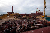 La déconstruction du cargo TK Bremen sur la plage d'Erdeven. © Philip Plisson / Plisson La Trinité / AA32987 - Nos reportages photos - La déconstruction du TK Bremen