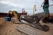 The deconstruction of cargo TK Bremen on the beach of Erdeven. [AT] © Philip Plisson / Plisson La Trinité / AA32988 - Photo Galleries - Maritime transport