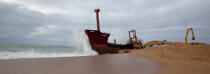 La déconstruction du cargo TK Bremen sur la plage d'Erdeven. © Philip Plisson / Plisson La Trinité / AA32989 - Nos reportages photos - La déconstruction du TK Bremen