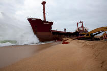 La déconstruction du cargo TK Bremen sur la plage d'Erdeven. © Philip Plisson / Plisson La Trinité / AA32990 - Nos reportages photos - La déconstruction du TK Bremen