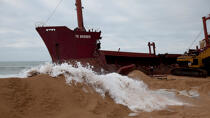 La déconstruction du cargo TK Bremen sur la plage d'Erdeven. © Philip Plisson / Plisson La Trinité / AA32991 - Nos reportages photos - La déconstruction du TK Bremen