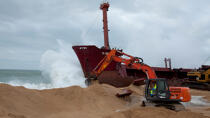 La déconstruction du cargo TK Bremen sur la plage d'Erdeven. © Philip Plisson / Plisson La Trinité / AA32992 - Nos reportages photos - La déconstruction du TK Bremen