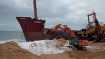 La déconstruction du cargo TK Bremen sur la plage d'Erdeven. © Philip Plisson / Plisson La Trinité / AA32993 - Nos reportages photos - Paysage littoral