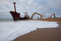 La déconstruction du cargo TK Bremen sur la plage d'Erdeven. © Philip Plisson / Plisson La Trinité / AA32994 - Nos reportages photos - Echouage