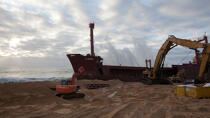 La déconstruction du cargo TK Bremen sur la plage d'Erdeven. © Philip Plisson / Plisson La Trinité / AA32995 - Nos reportages photos - Paysage littoral