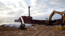 La déconstruction du cargo TK Bremen sur la plage d'Erdeven. © Philip Plisson / Plisson La Trinité / AA32996 - Nos reportages photos - Paysage littoral