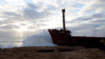 La déconstruction du cargo TK Bremen sur la plage d'Erdeven. © Philip Plisson / Plisson La Trinité / AA32997 - Nos reportages photos - Echouage
