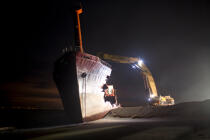 La déconstruction du cargo TK Bremen sur la plage d'Erdeven. © Philip Plisson / Plisson La Trinité / AA32998 - Nos reportages photos - Echouage