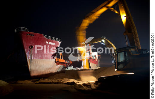La déconstruction du cargo TK Bremen sur la plage d'Erdeven. - © Philip Plisson / Plisson La Trinité / AA33001 - Nos reportages photos - Moment de la journée