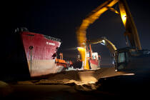 La déconstruction du cargo TK Bremen sur la plage d'Erdeven. © Philip Plisson / Plisson La Trinité / AA33001 - Nos reportages photos - Paysage littoral