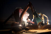 La déconstruction du cargo TK Bremen sur la plage d'Erdeven. © Philip Plisson / Plisson La Trinité / AA33002 - Nos reportages photos - Nuit
