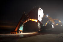 La déconstruction du cargo TK Bremen sur la plage d'Erdeven. © Philip Plisson / Plisson La Trinité / AA33003 - Nos reportages photos - La déconstruction du TK Bremen
