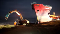 La déconstruction du cargo TK Bremen sur la plage d'Erdeven. © Philip Plisson / Plisson La Trinité / AA33004 - Nos reportages photos - Echouage