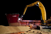 La déconstruction du cargo TK Bremen sur la plage d'Erdeven. © Philip Plisson / Plisson La Trinité / AA33005 - Nos reportages photos - Echouage