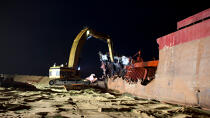 La déconstruction du cargo TK Bremen sur la plage d'Erdeven. © Philip Plisson / Plisson La Trinité / AA33006 - Nos reportages photos - Echouage
