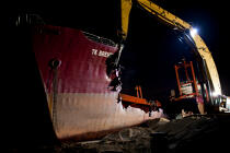 La déconstruction du cargo TK Bremen sur la plage d'Erdeven. © Philip Plisson / Plisson La Trinité / AA33008 - Nos reportages photos - La déconstruction du TK Bremen