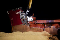 La déconstruction du cargo TK Bremen sur la plage d'Erdeven. © Philip Plisson / Plisson La Trinité / AA33009 - Nos reportages photos - Nuit